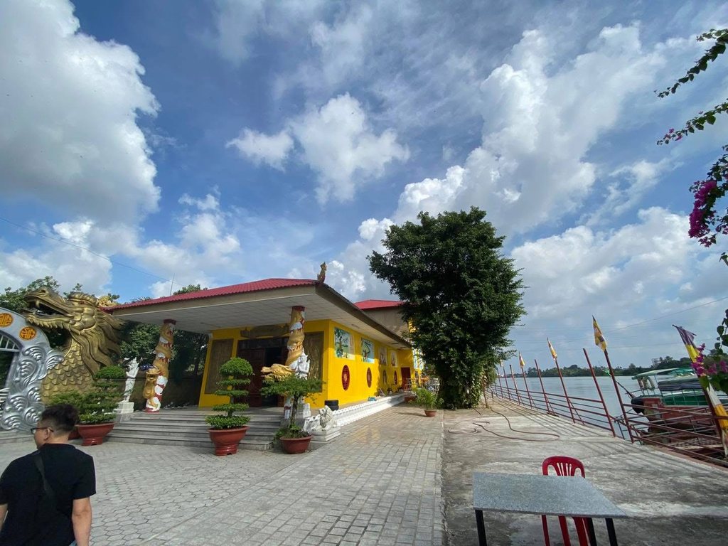 Miếu rồng vàng ven sông